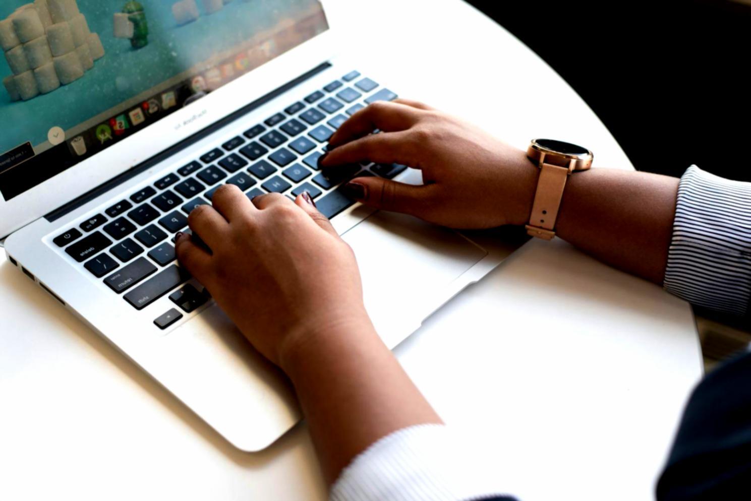 Persona che consulta materiali didattici e risorse per lo sviluppo della concentrazione