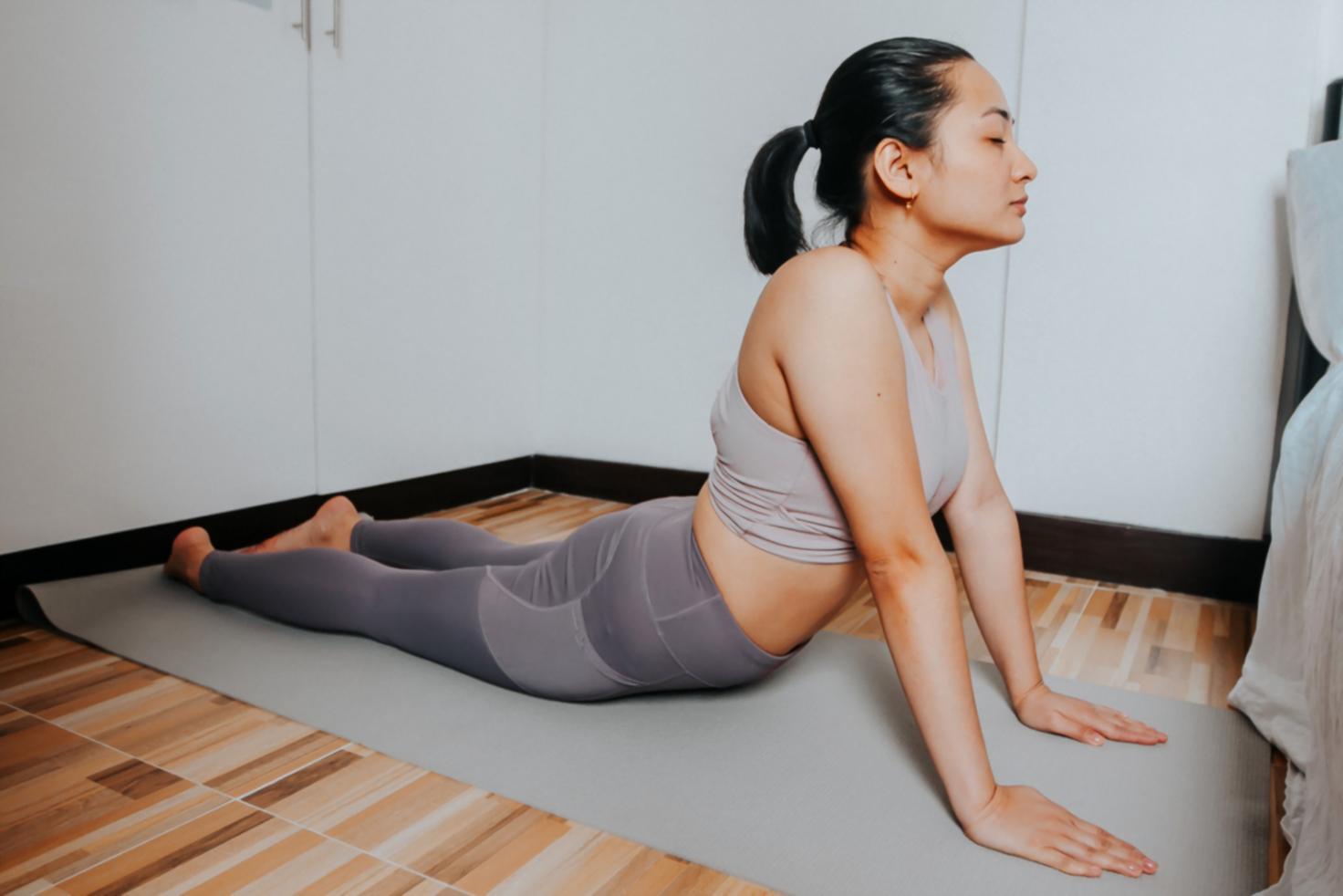 Studente che pratica esercizi di concentrazione in un ambiente sereno e organizzato